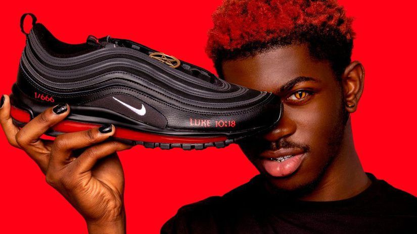 Lil Nas X pózuje spolu so Satanovými topánkami,...