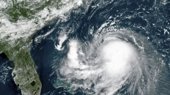Tropická búrka Henri, smerujúca k východnému pobrežiu USA, zosilnela na hurikán
