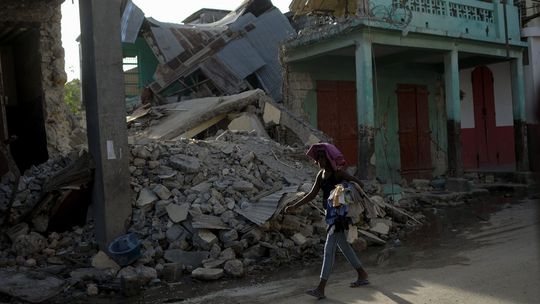 Počet obetí zemetrasenia na Haiti stúpol na 2207, zranených je vyše 12 200 ľudí