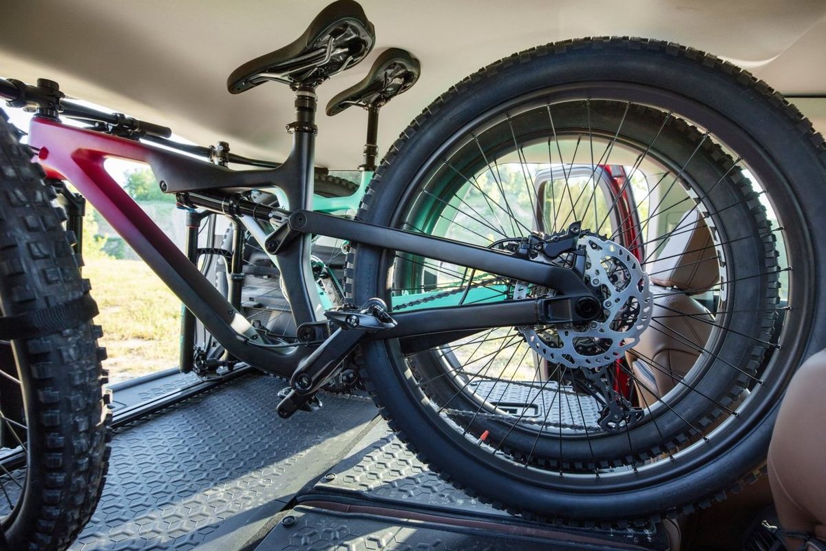 Do kufra je možné naložiť dva horské bicykle....