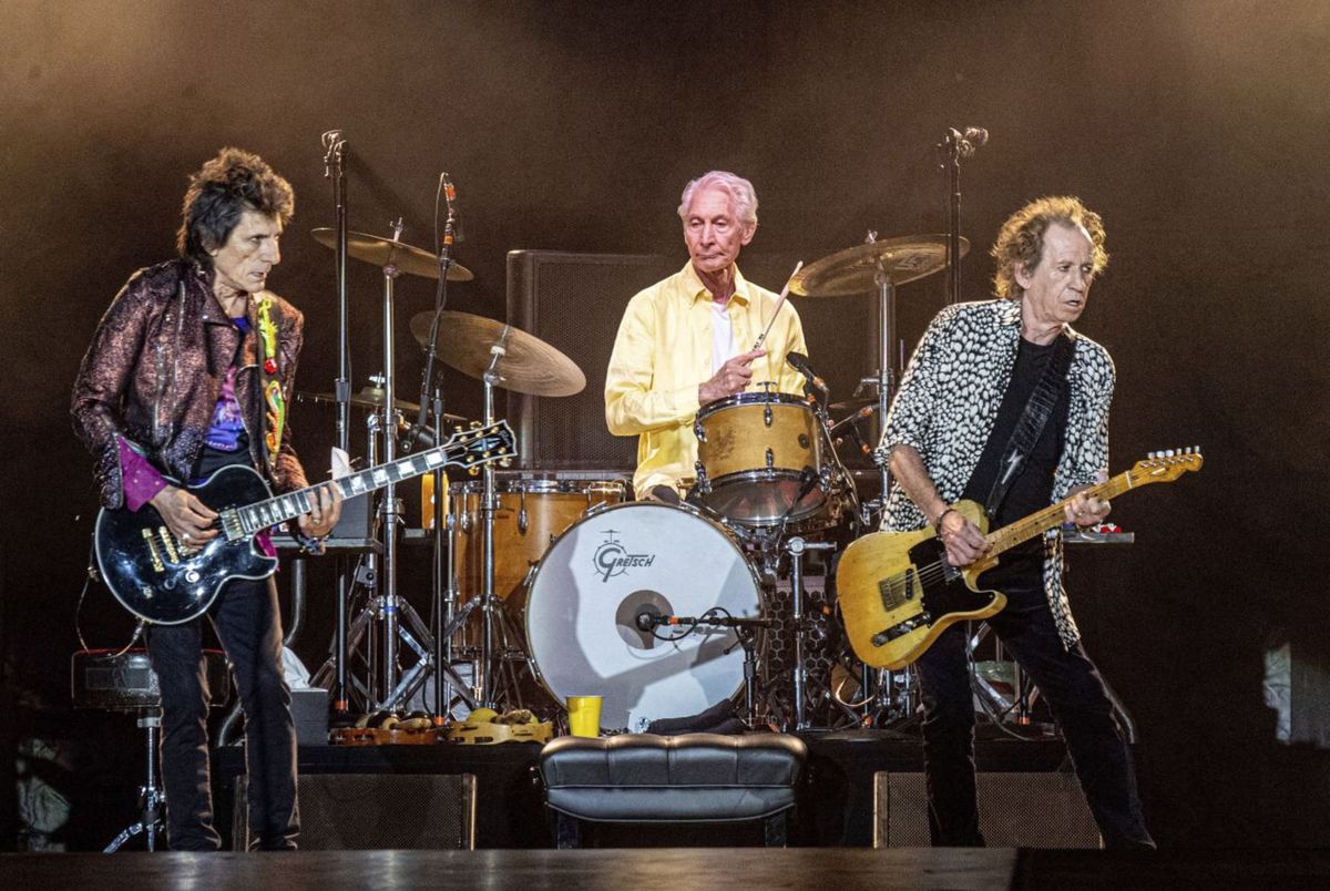 Charlie Watts (v strede za bicími), Ronnie Wood...