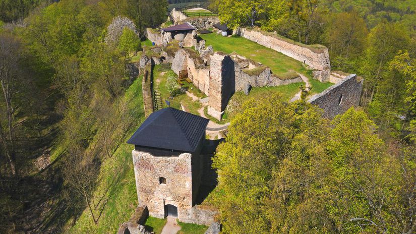 Hrad Lukov sa zo zrúcaniny premenil na...