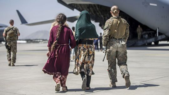 USA pozastavili pre zdravotné obavy lety osôb evakuovaných z Afganistanu
