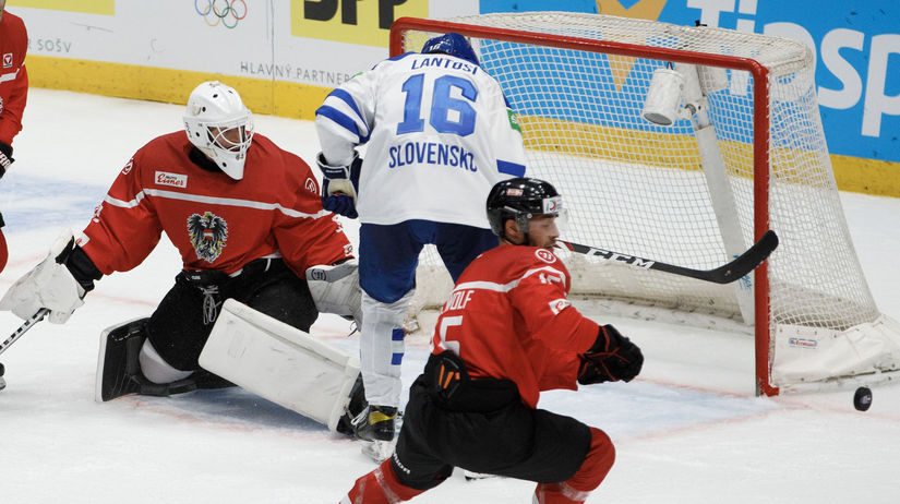 Róbert Lantoši v šanci pred brankárom Rakúska...
