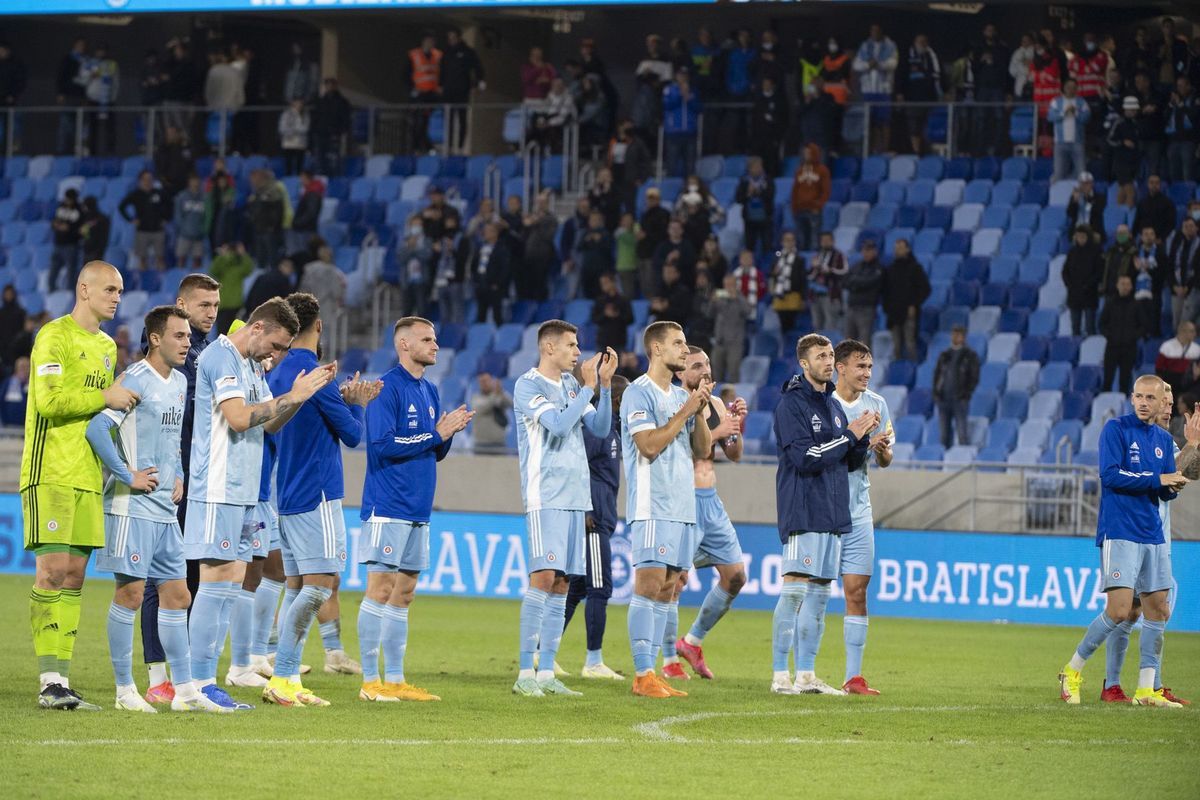 Futbalisti Slovana ďakujú fanúšikom po odvetnom...