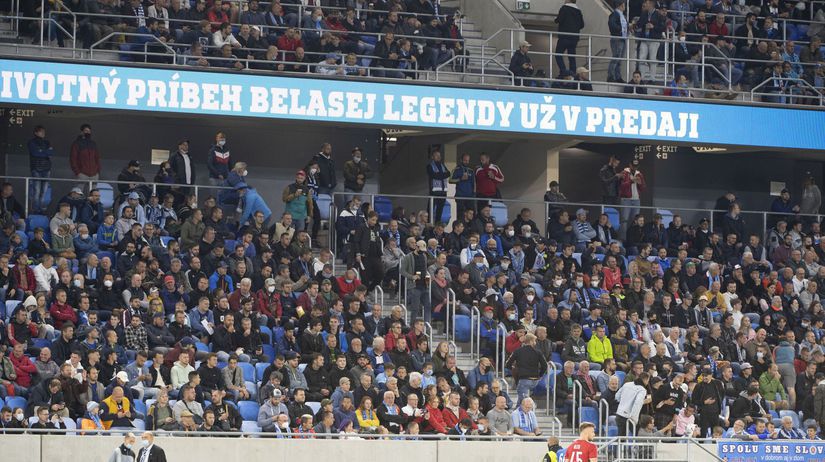 Fanúšikovia na tribúnach Tehelného poľa.