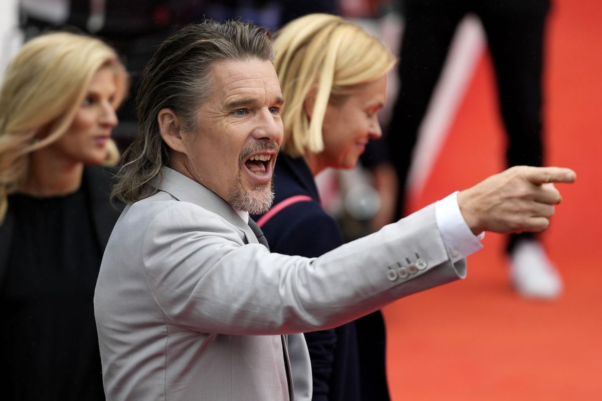 Americký herec Ethan Hawke si na festivale...