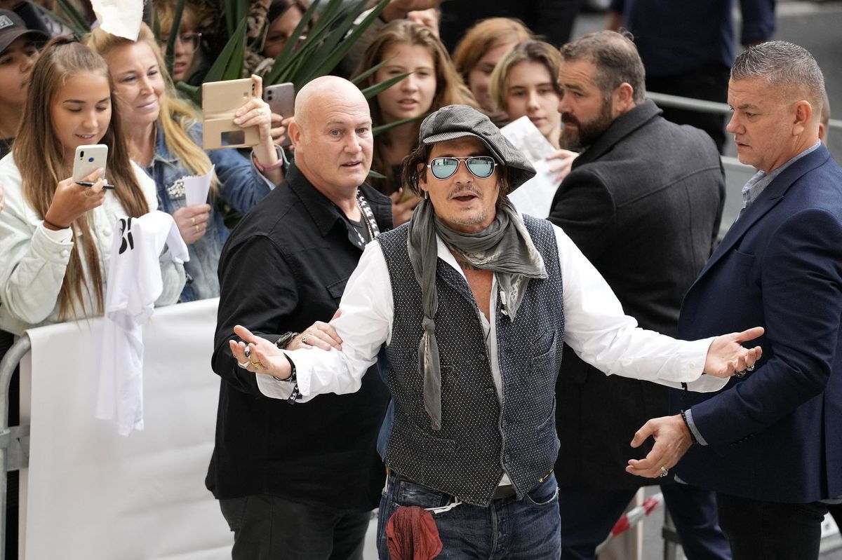 Americký herec Johnny Depp zdraví fanúšikov...