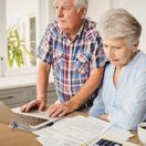 seniori, manželia, starosti, notebook, papiere, byrokracia