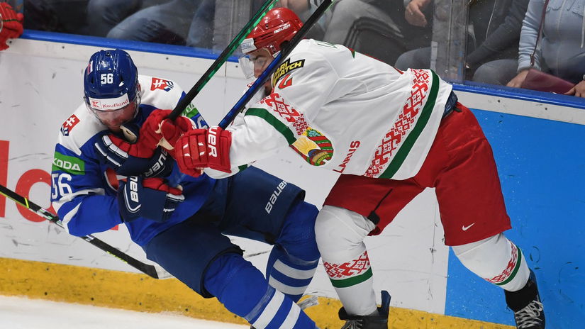 Slovenský hokejista Marko Daňo (vľavo) a hráč...