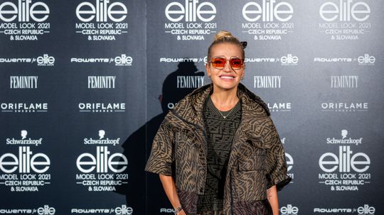 Speváčka Dara Rolins v kreácii Fendi z...