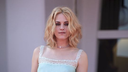 Kristen Stewart v modeli Chanel počas premiéry...