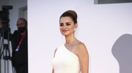 Penelope Cruz (Chanel dress) at the premiere of the film ...