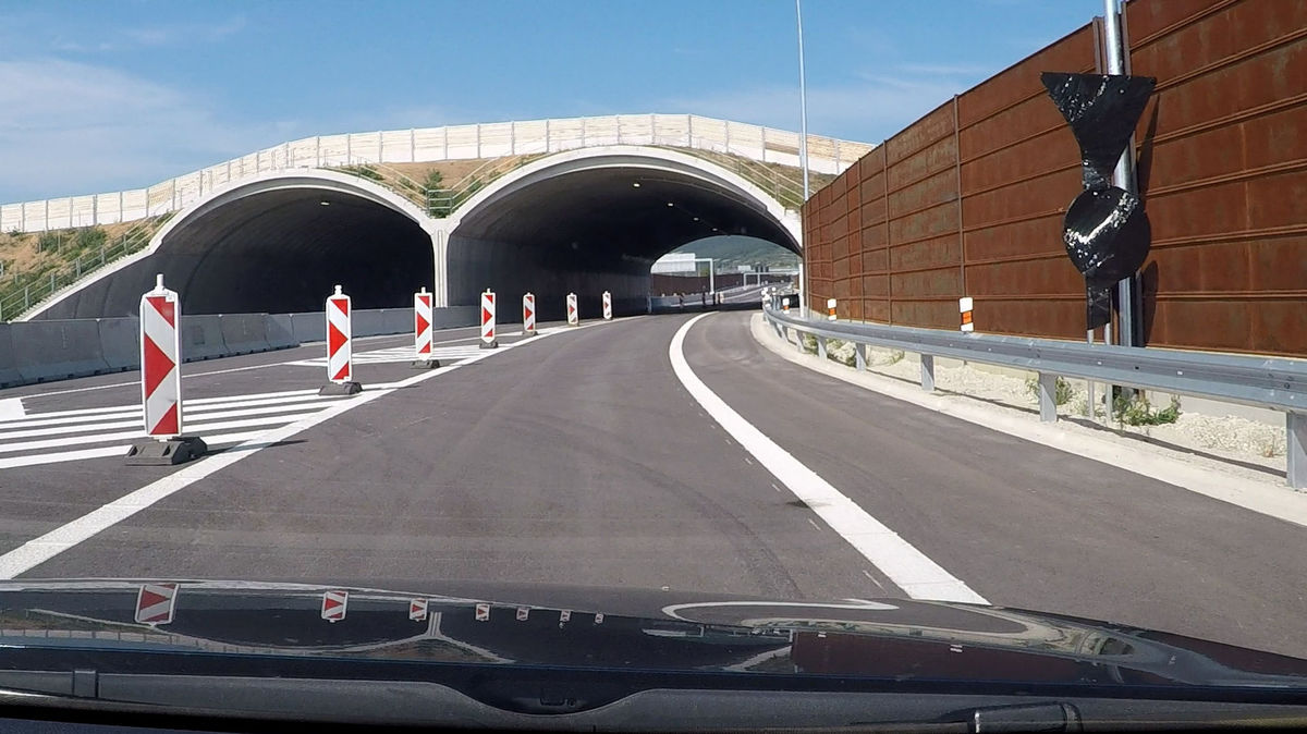 Nový úsek diaľnice D4 medzi Račou a Ivankou.