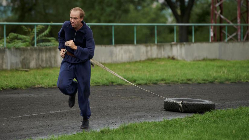 Václav Neužil vo filme Zátopek.