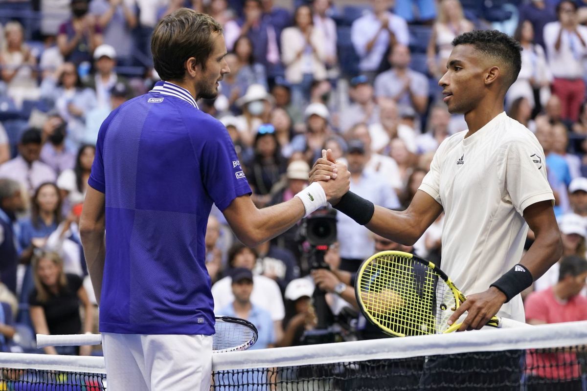 Felix Auger-Aliassime gratuluje Daniilovi...