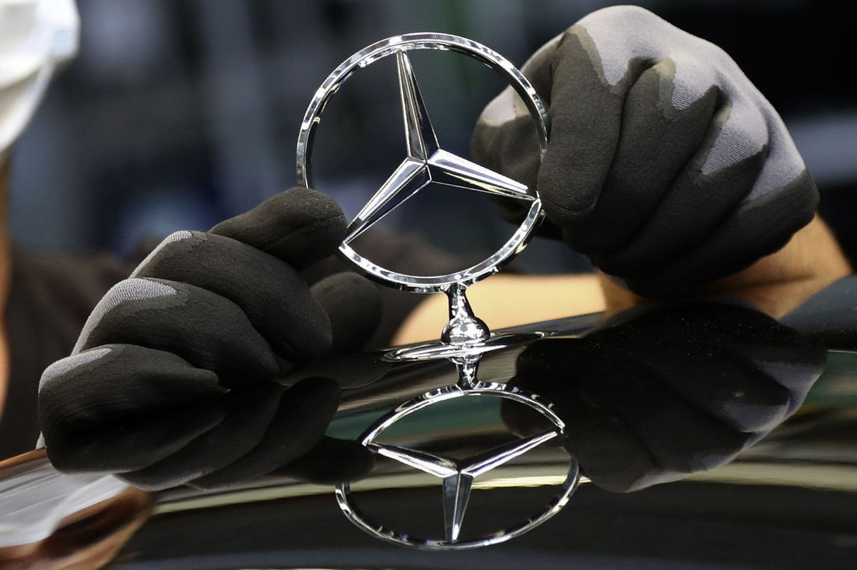Mercedes pred hybridmi uprednostnil batériové...