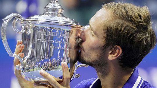 Daniil Medvedev s trofejou z US Open.