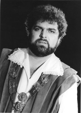 V opere Simon Boccanegra (1985) ako Adorno.