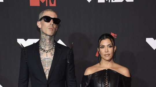 Travis Barker prišiel aj s partnerkou Kourtney...