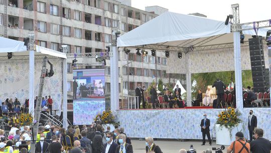 Pope Francis during his meeting with the Roma ...