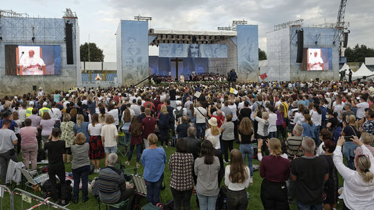 Believers during Pope Francis' meeting with ...