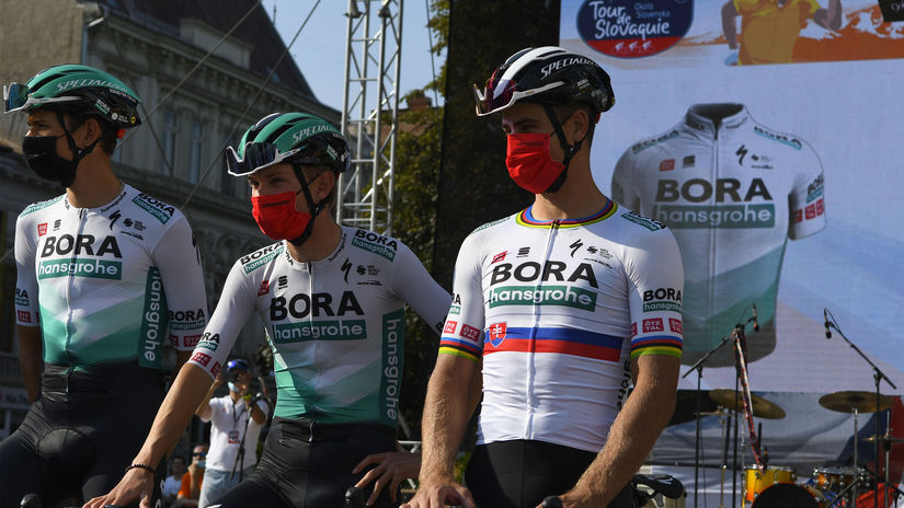 Predstavovanie jednotlivých tímov a pretekárov,...