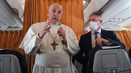 Pápež hovoril počas letu z Bratislavy o očkovaní, manželstvách i interrupciách