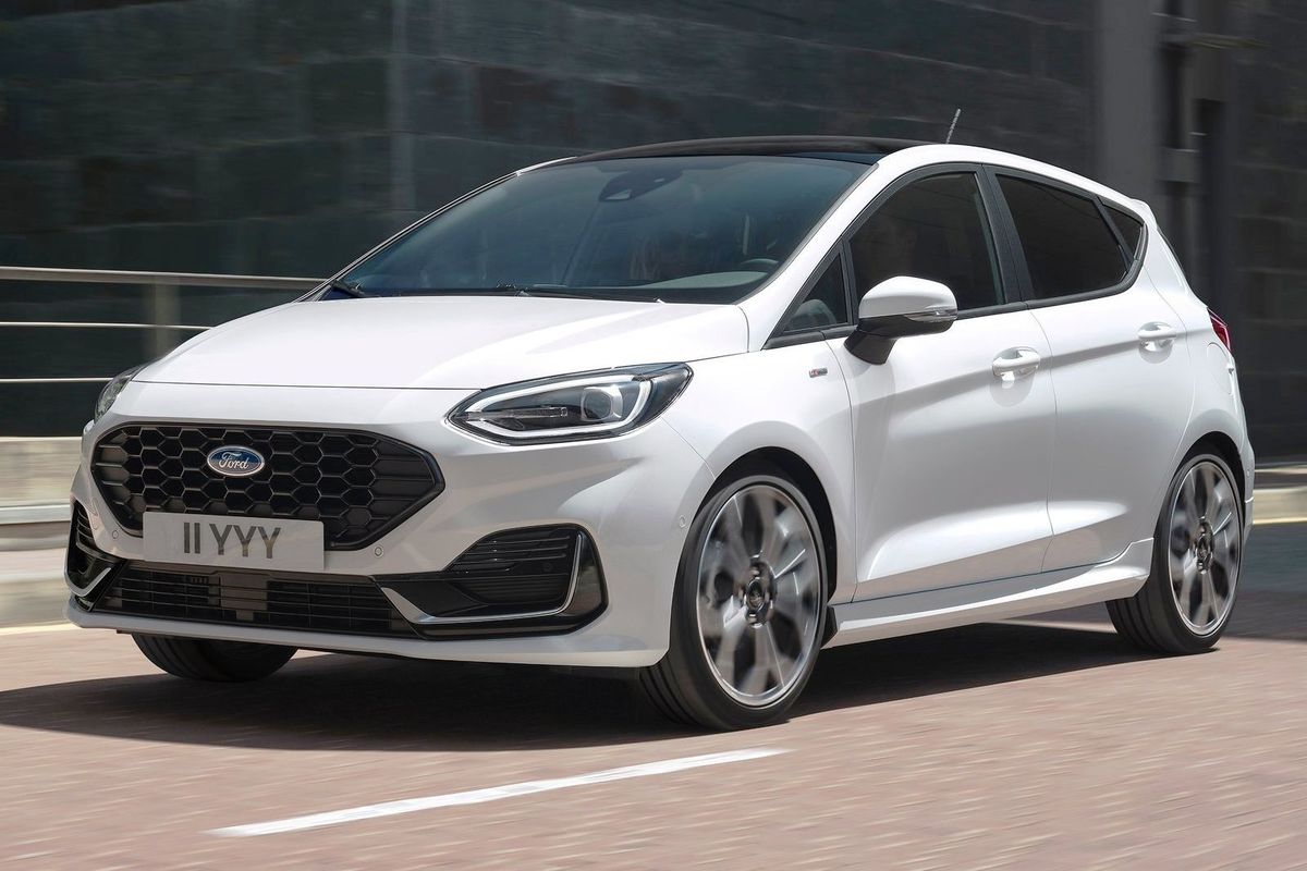 Vynovená Fiesta má vyššie situovanú kapotu a...