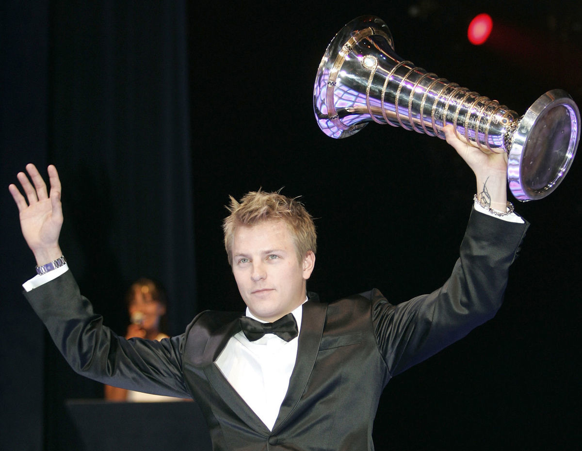 Kimi Räikkönen s majstrovskou trofejou z roku...