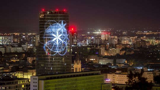 Veľkoplošná projekcia Živé mince na budove...