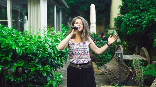 Zuzana Mikulcová v klipe ku s piesni Můj stín z...