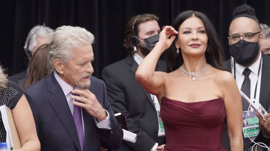 Michael Douglasa a Catherine Zeta-Jones  počas...