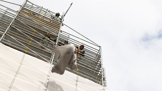 Sochu Archanjela Michala sňali z Michalskej veže.