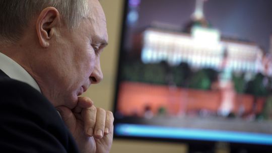 PODCAST: Putin jadrovými zbraňami napína svaly, ale pripravuje si aj pôdu na ústup