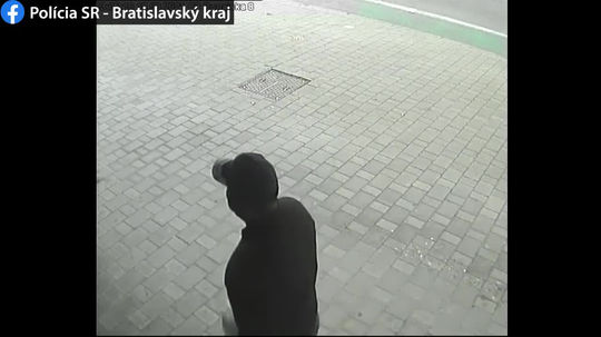 Polícia ukázala nové zábery z krádeže u Cibulkovej. Zlodeji si miesto obzerali už skôr