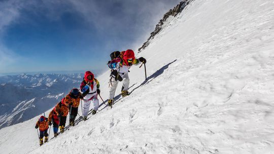 Pri výstupe na najvyššiu horu Ruska zomrelo päť horolezcov