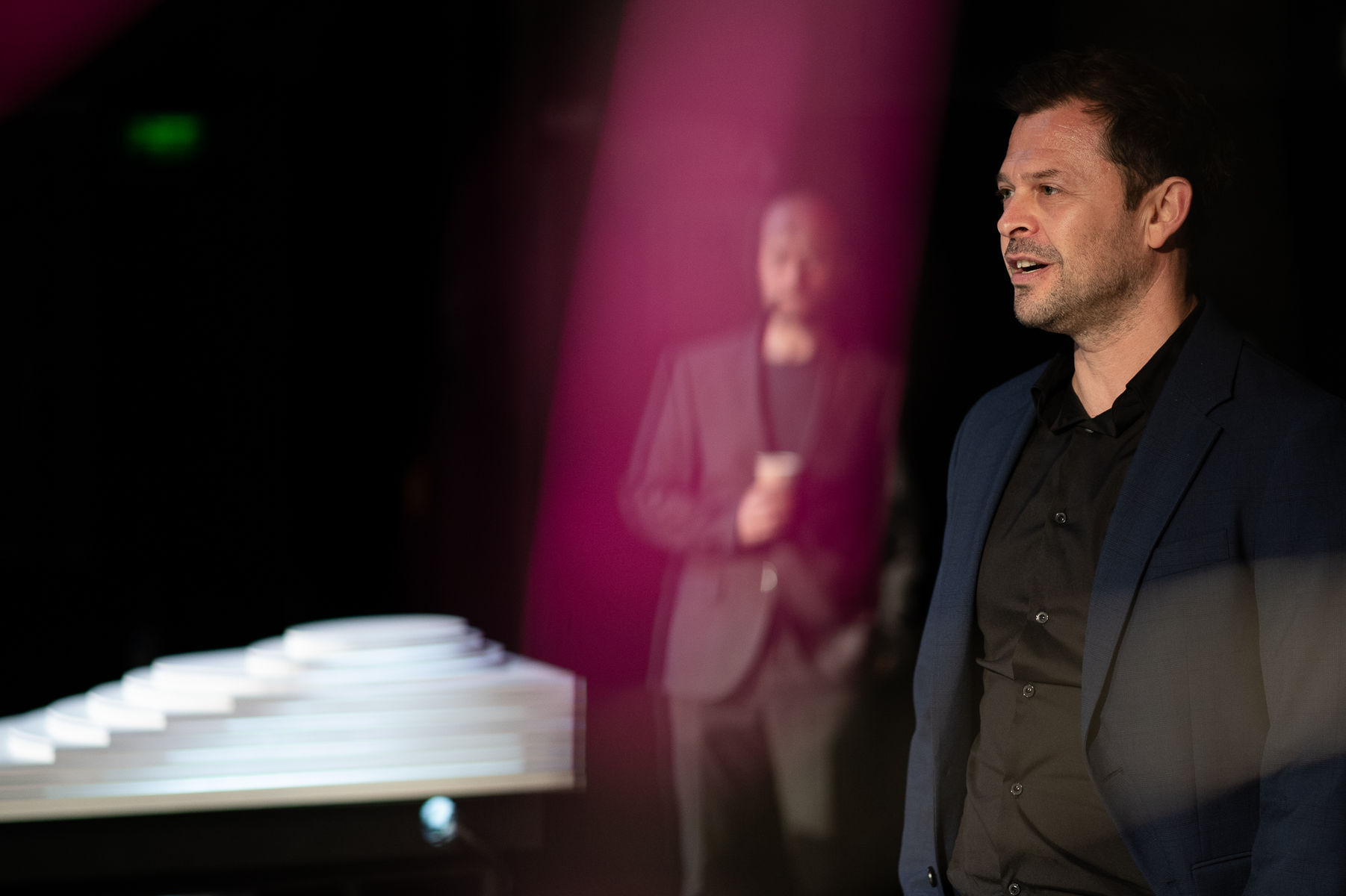 Každá postava prejaví emócie, odhaľuje svoje...