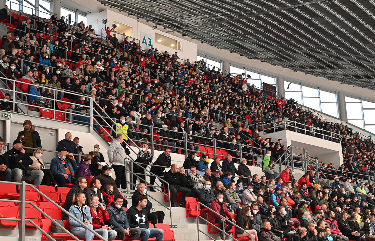 Zatłoczone trybuny na odnowionym stadionie...