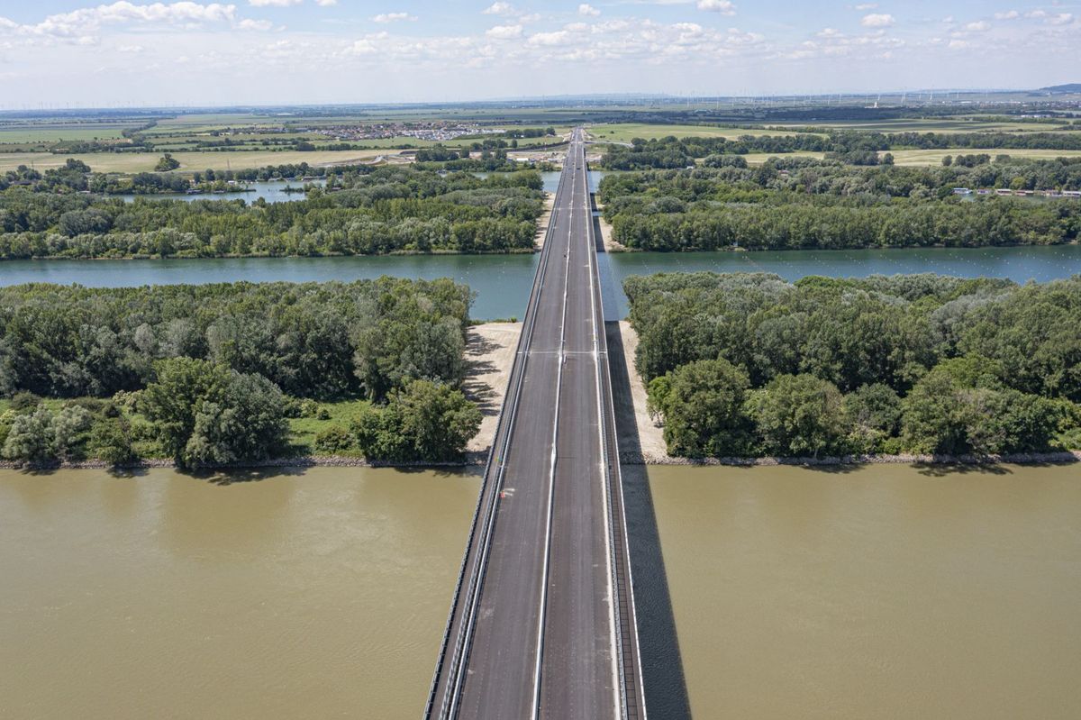 Súmostie má dĺžku približne tri kilometre.