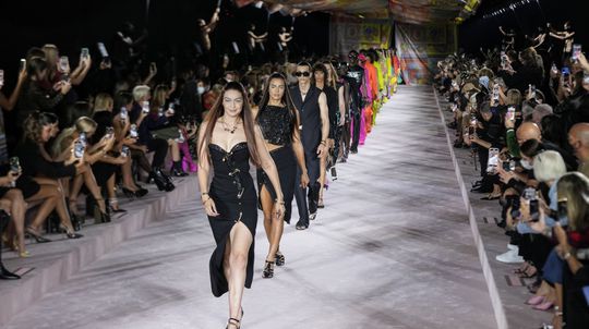 Defilé prehliadky značky Versace s kolekciou na...