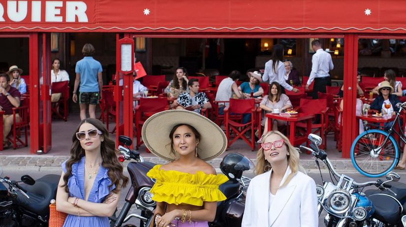Prvé zábery z druhej série hitu Emily in Paris.