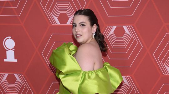 Herečka Beanie Feldstein v šatách Christian...