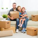 rodina, sťahovanie, škatule, krabice, radosť, obývačka