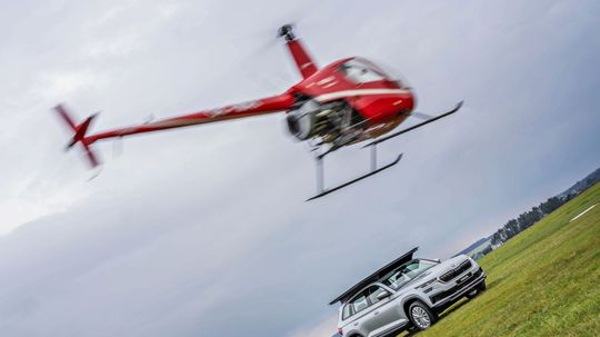 Skoda Kodiaq - pristátie vrtuľníka Robinson na...