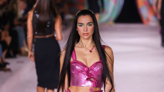Speváčka Dua Lipa ako modelka na prehliadke...