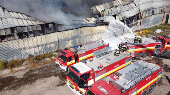 Požiar haly v Trebišove likvidovali dva dni, škody sa blížia k miliónu eur