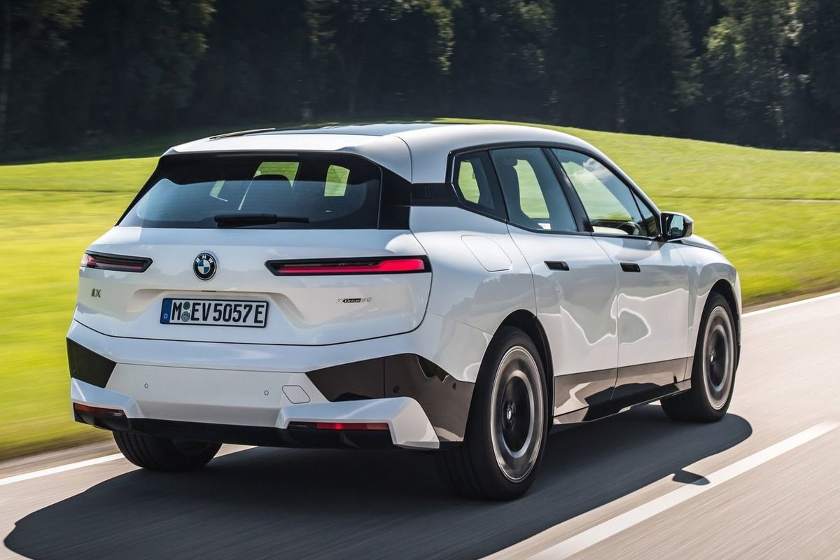 Kým dĺžkou a šírkou zodpovedá iX BMW X5, výškou...