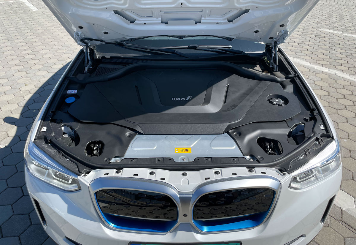 Škoda, že pod prednou kapotou BMW nevyužilo...
