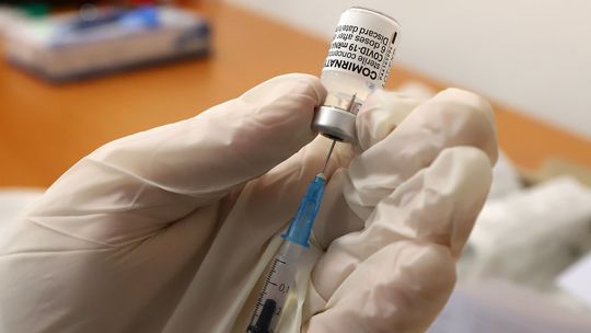Očkovanie proti covidu nemá vplyv na plodnosť žien ani mužov